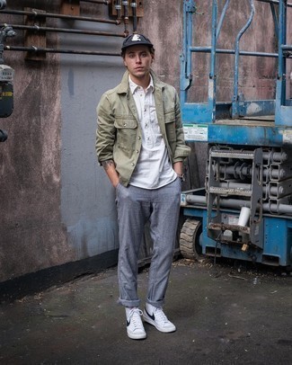 Какие высокие кеды носить с оливковой курткой-рубашкой мужчине