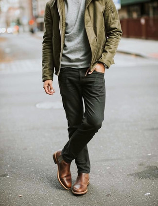 Какие джинсы носить с оливковой курткой-рубашкой мужчине