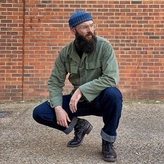 Какие джинсы носить с оливковой курткой-рубашкой мужчине