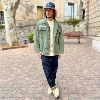 Какие джинсы носить с оливковой курткой-рубашкой мужчине