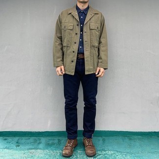 Какие джинсы носить с оливковой курткой-рубашкой мужчине