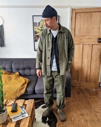 С чем носить оливковую куртку-рубашку мужчине