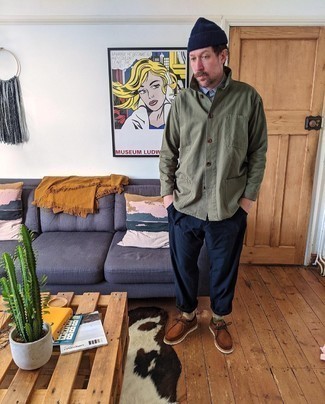 С чем носить оливковую куртку-рубашку мужчине