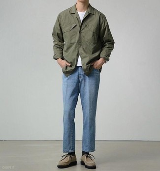 Как носить оливковую куртку-рубашку с голубыми джинсами мужчине