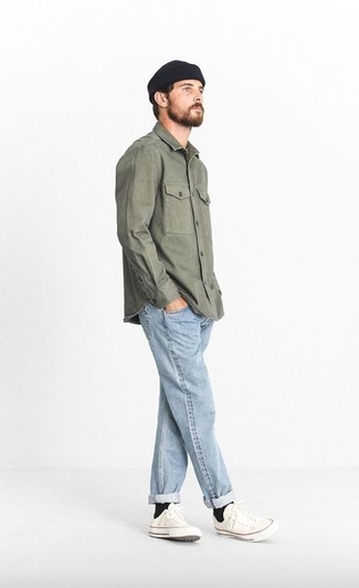 Как носить оливковую куртку-рубашку с голубыми джинсами мужчине