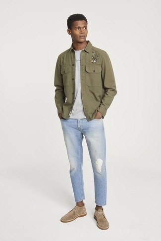 Как носить оливковую куртку-рубашку с голубыми рваными джинсами мужчине