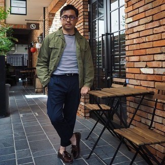 Какие лоферы носить с оливковой курткой-рубашкой мужчине