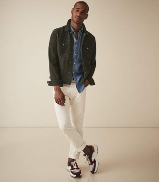 Как носить оливковую куртку-рубашку с разноцветными кроссовками мужчине