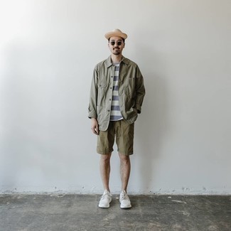 Какие шорты носить с оливковой курткой-рубашкой мужчине
