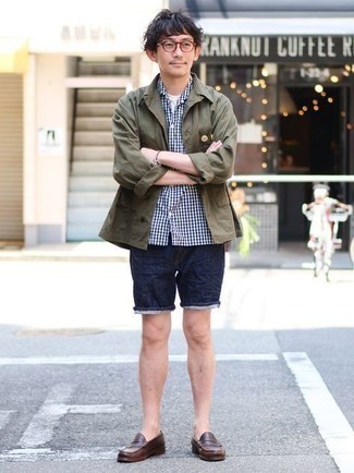 Какие шорты носить с оливковой курткой-рубашкой мужчине