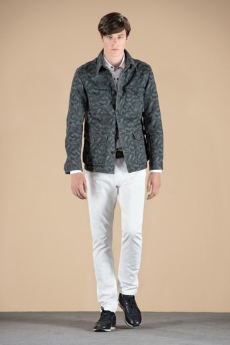 Как носить оливковую куртку-рубашку с белыми джинсами мужчине
