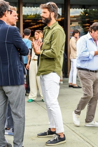 Как носить оливковую куртку-рубашку с белыми джинсами мужчине