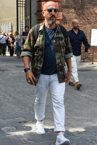 Как носить оливковую куртку-рубашку с белыми джинсами мужчине