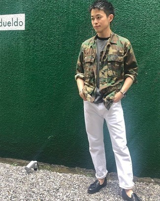 Как носить оливковую куртку-рубашку с белыми джинсами мужчине