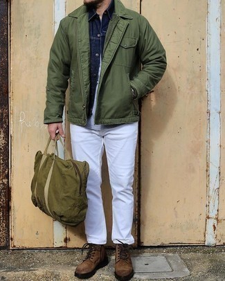 Как носить оливковую куртку-рубашку с белыми джинсами мужчине