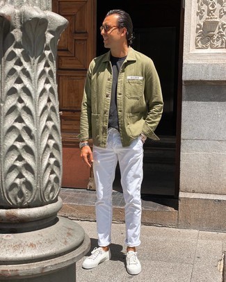 Как носить оливковую куртку-рубашку с белыми джинсами мужчине