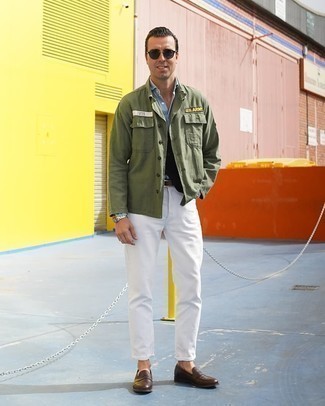 Как носить оливковую куртку-рубашку с белыми джинсами мужчине