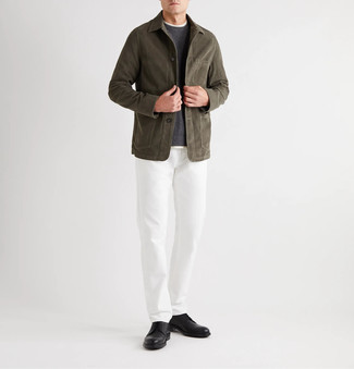 Как носить оливковую куртку-рубашку с белыми джинсами мужчине