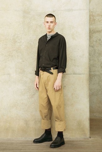 С чем носить оливковую рубашку мужчине