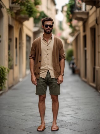 Как носить оливковые шорты с коричневыми кожаными сандалиями мужчине