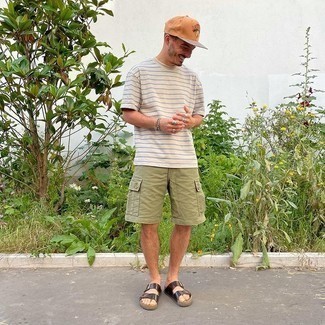Как носить оливковые шорты с коричневыми кожаными сандалиями мужчине