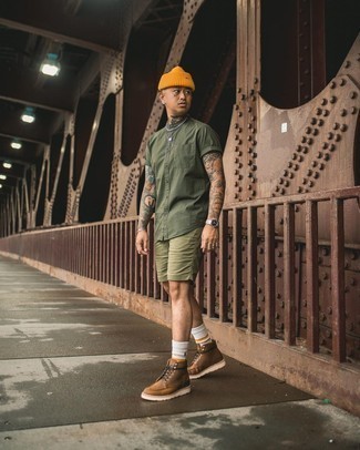 Какие повседневные ботинки носить с оливковыми шортами мужчине