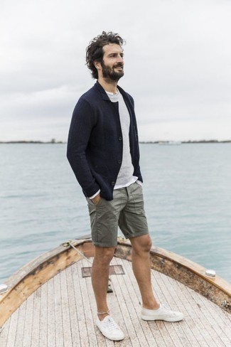 Какие свитера с круглым вырезом носить с оливковыми шортами мужчине