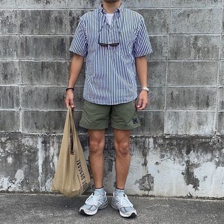 Как носить оливковые шорты с серыми кроссовками мужчине