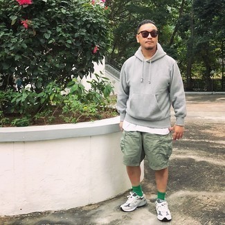 Как носить оливковые шорты с серыми кроссовками мужчине
