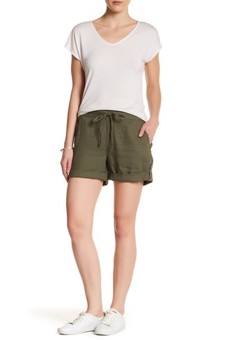 С чем носить оливковые шорты женщине