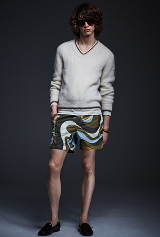 Какие лоферы носить с оливковыми шортами мужчине