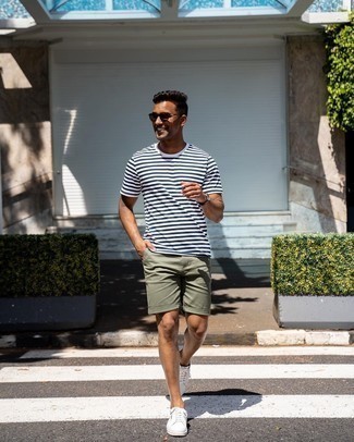 Какие низкие кеды носить с оливковыми шортами мужчине