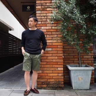 Какие лоферы с кисточками носить с оливковыми шортами