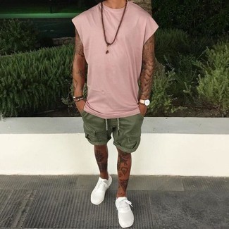 Как носить оливковые шорты с белыми кроссовками мужчине