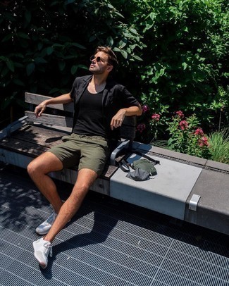 Как носить оливковые шорты с белыми кроссовками мужчине