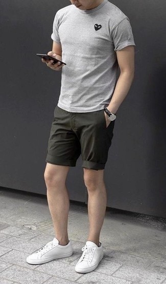 Как носить оливковые шорты с белыми низкими кедами мужчине