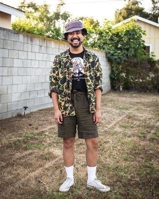 Как носить оливковые шорты с белыми низкими кедами мужчине
