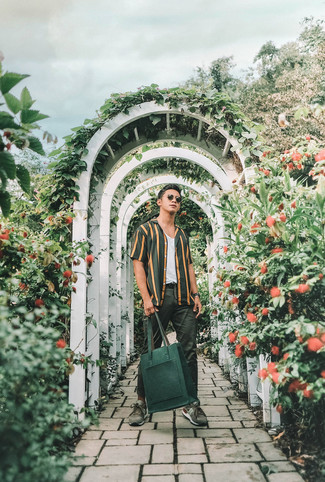 С чем носить оливковые замшевые кроссовки мужчине