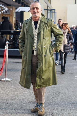 С чем носить оливковые замшевые повседневные ботинки мужчине