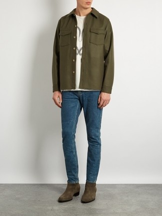 С чем носить оливковые замшевые ботинки челси мужчине