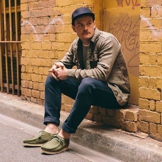 С чем носить оливковые замшевые ботинки дезерты