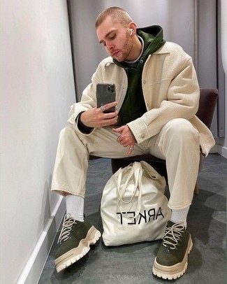 С чем носить оливковые замшевые кеды мужчине