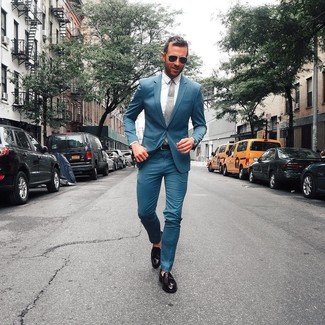 Как носить оливковый костюм с черными кожаными лоферами