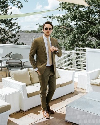 Как носить оливковый костюм с коричневыми кожаными брогами