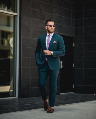 Как носить оливковый костюм с коричневыми кожаными лоферами