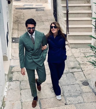 Как носить оливковый костюм с коричневыми замшевыми лоферами