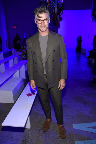 Как носить оливковый костюм с коричневыми замшевыми лоферами