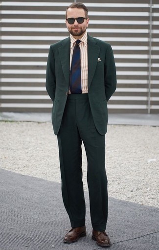 Как носить оливковый костюм с темно-коричневыми кожаными брогами
