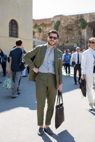 Как носить оливковый костюм с серыми замшевыми лоферами