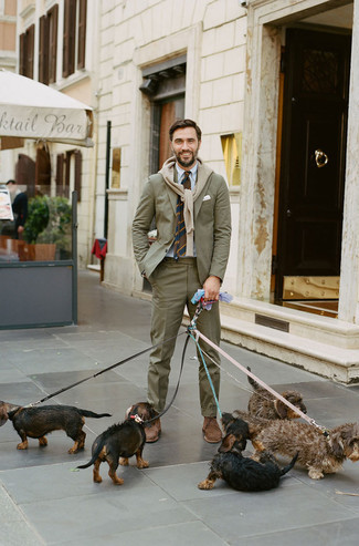 С чем носить оливковый костюм